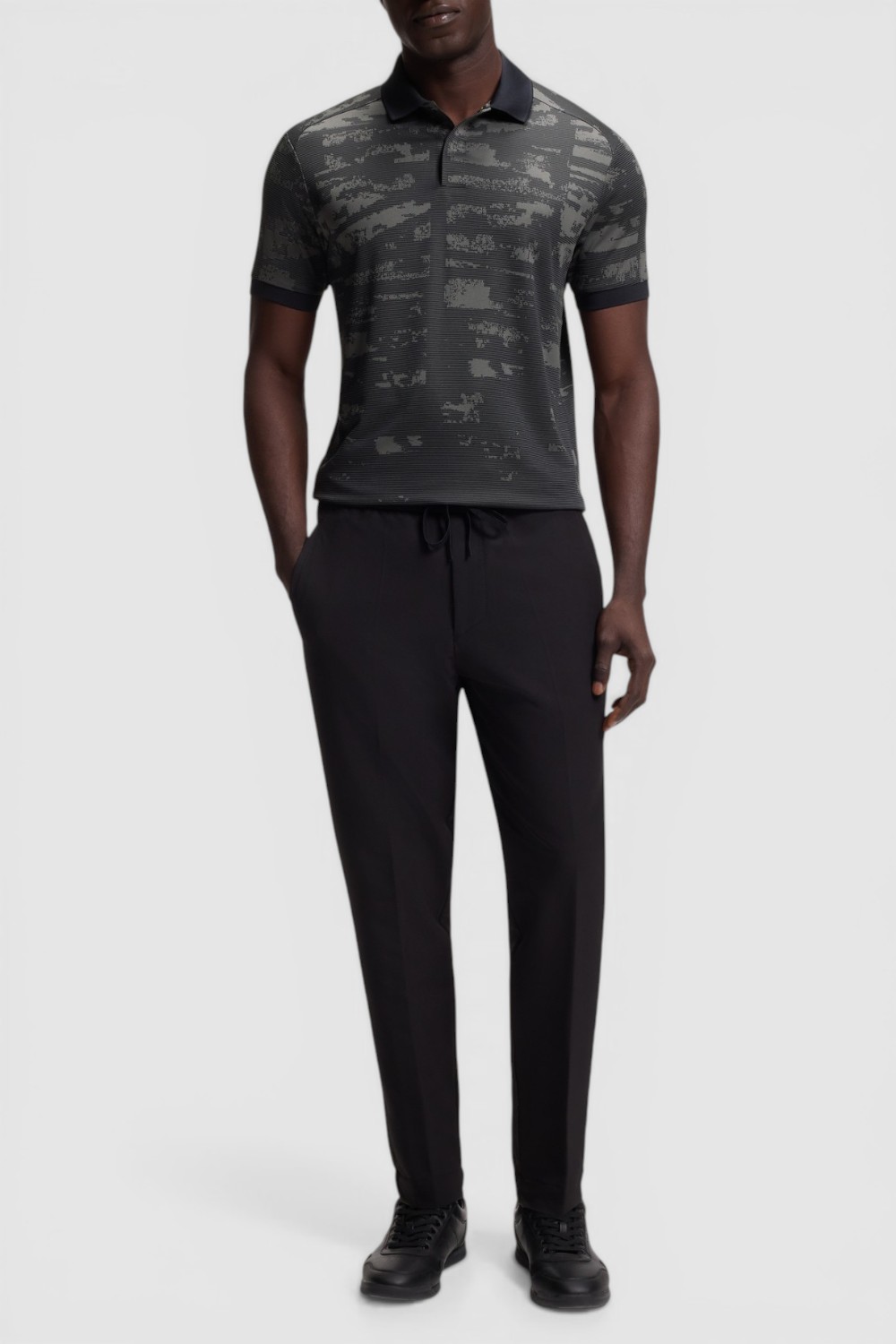 תמונת כל הלוק של חולצת פולו בגזרה ישרה